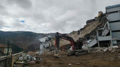 Çöken binanın altında kalmaktan son anda kurtuldu