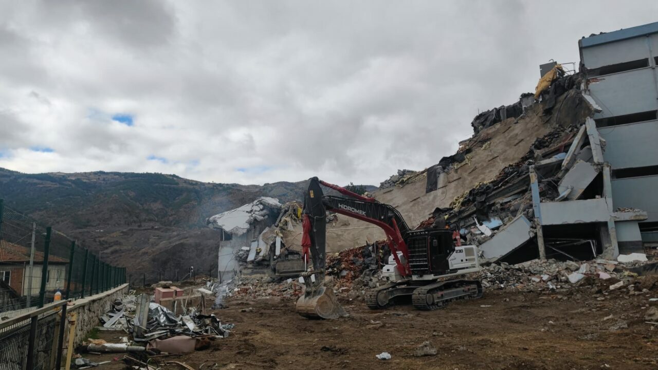 Çöken binanın altında kalmaktan son anda kurtuldu Çöken binanın altında kalmaktan son anda kurtuldu