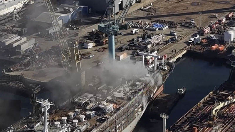 Tersanede gemi yangını