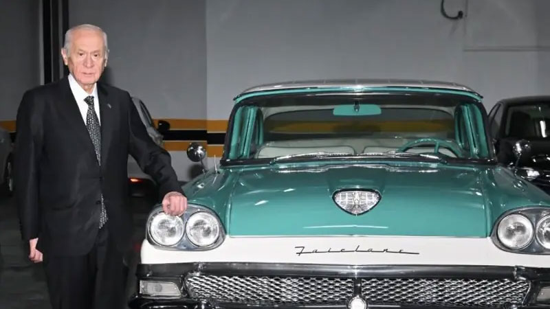 Bahçeli, 1958 model klasik aracını hediye etti