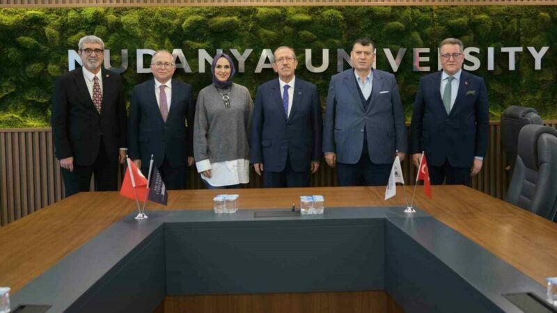 Dr. Özkul’dan Mudanya Üniversitesi’nde ‘hayat’ dersi Mudanya Üniversitesi’nin Tecrübe Konuşuyor etkinliğinin konuğu Hayat Sağlık Grubu Yönetim