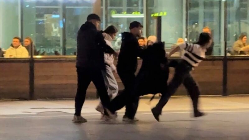 Bursa’daki AVM önünde çığlık çığlığa kavga