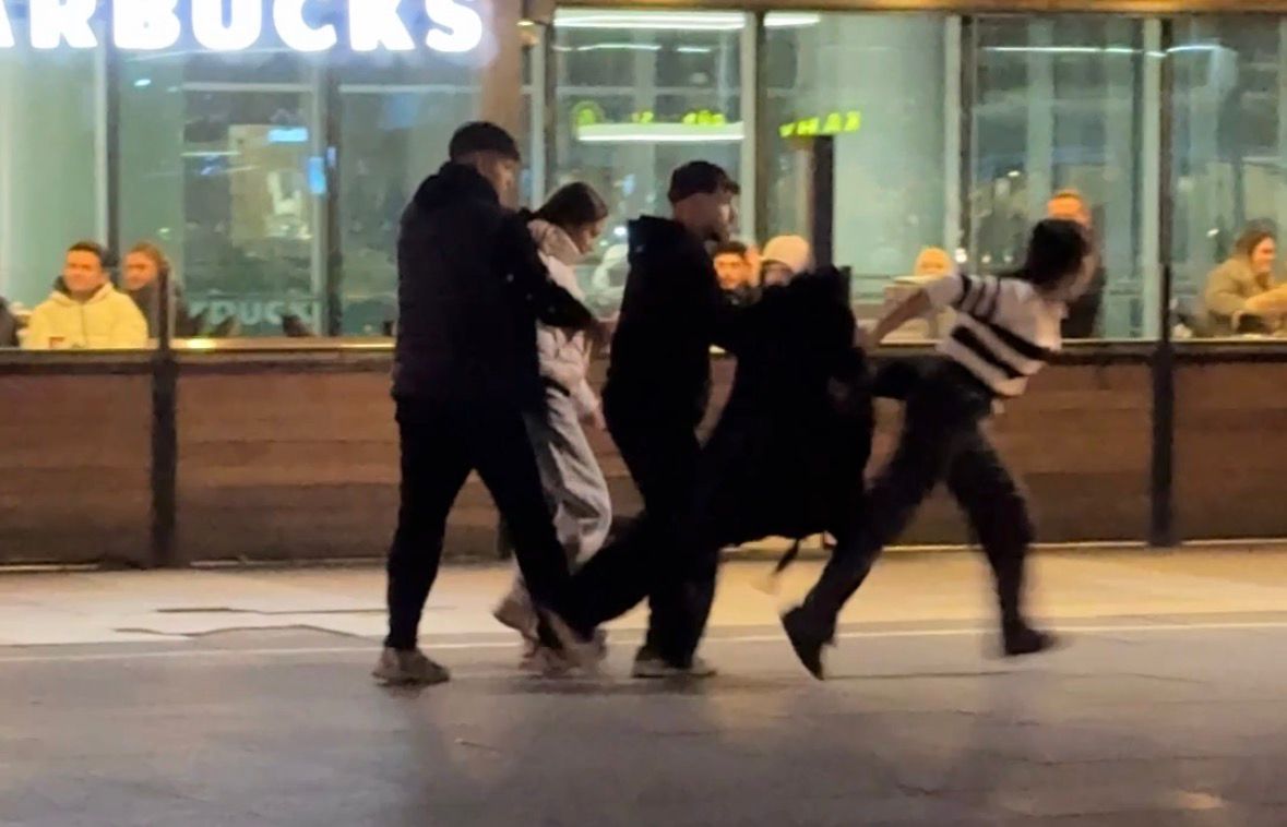 Bursa’daki AVM önünde çığlık çığlığa kavga Bursa’daki AVM önünde çığlık çığlığa kavga