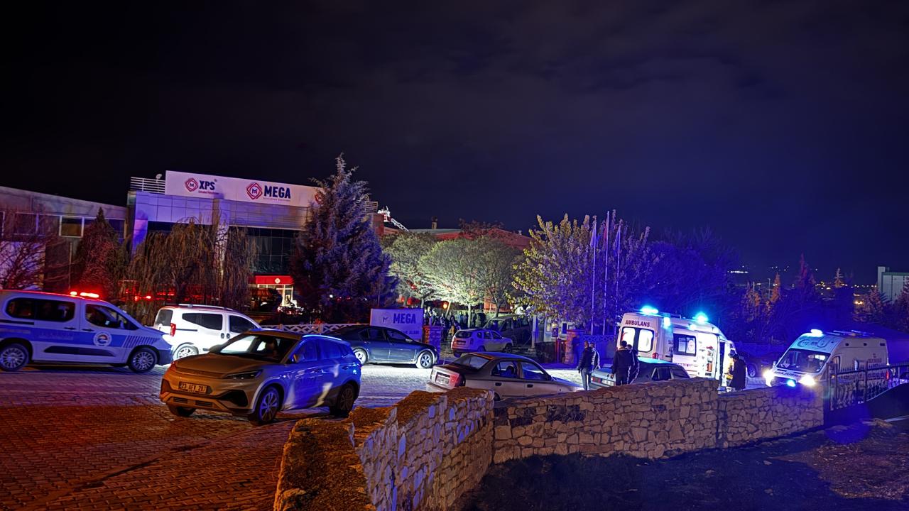 Fabrikada yangın: 16 işçi dumandan etkilendi Fabrikada yangın: 16 işçi dumandan etkilendi