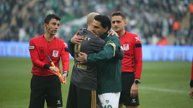 Bursaspor kaptanı maça devam edemedi Bursaspor kaptanı maça devam edemedi