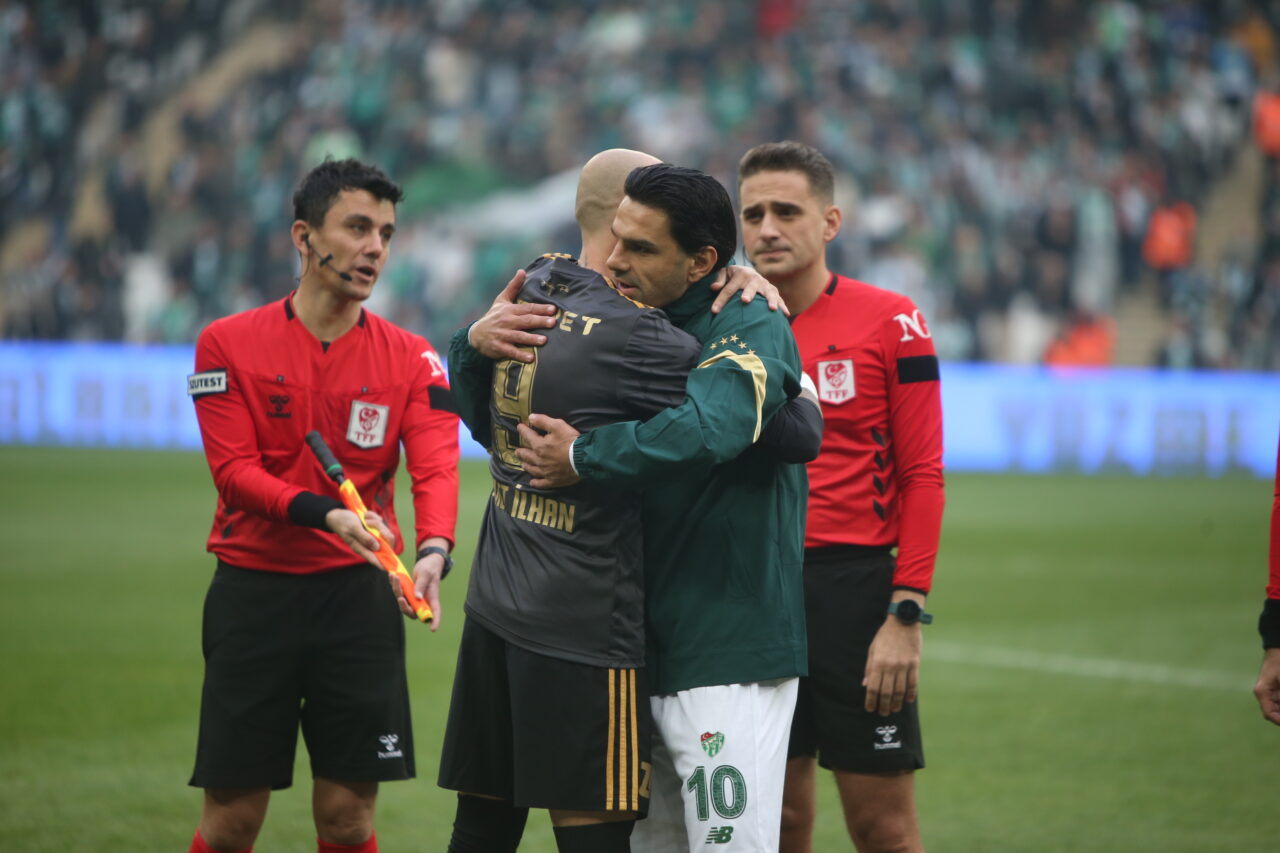 Bursaspor kaptanı maça devam edemedi