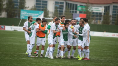 Bursaspor’un hocasından oyuncularına; ‘Hakemin bizi frenlemeye çalışmasına rağmen…’