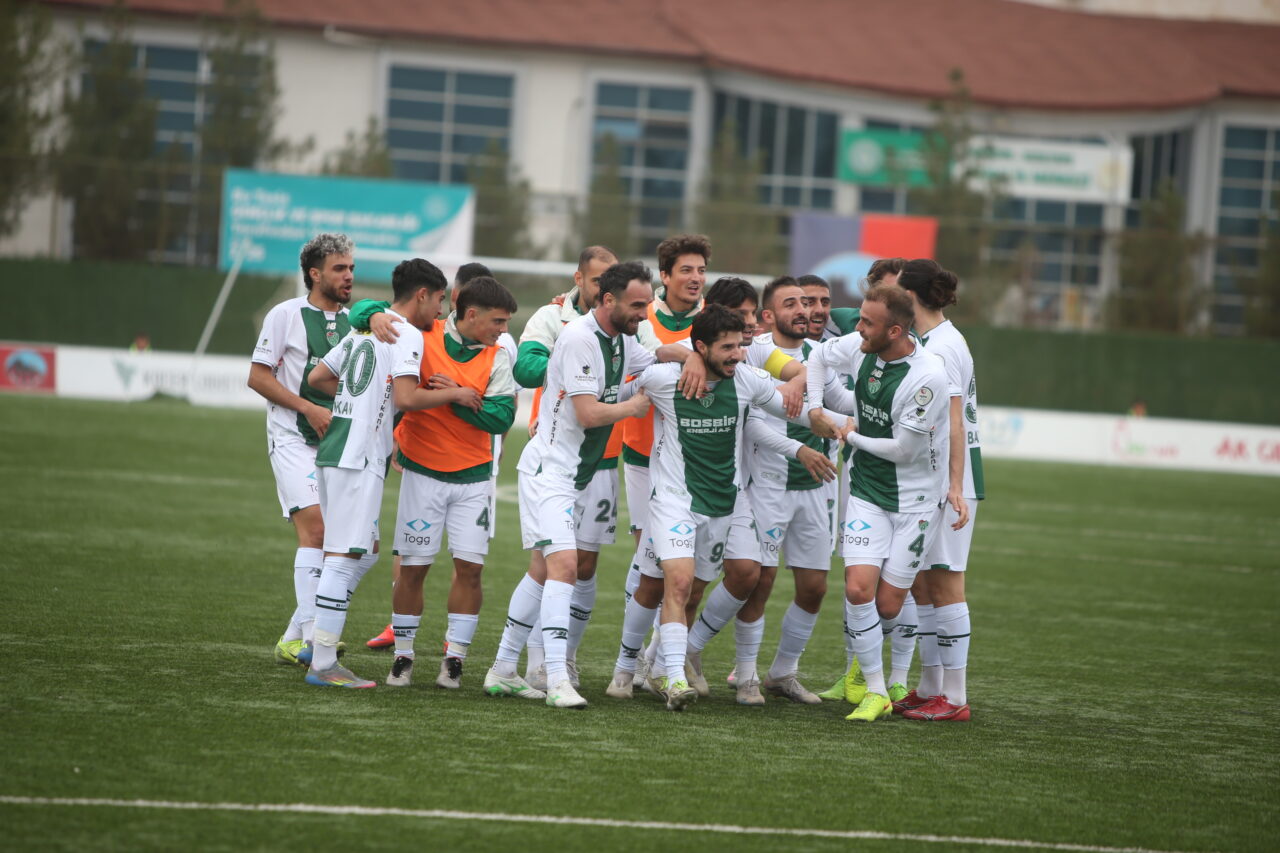 Bursaspor’un hocasından oyuncularına; ‘Hakemin bizi frenlemeye çalışmasına rağmen…’ Bursaspor’un hocasından oyuncularına; ‘Hakemin bizi frenlemeye çalışmasına rağmen…’