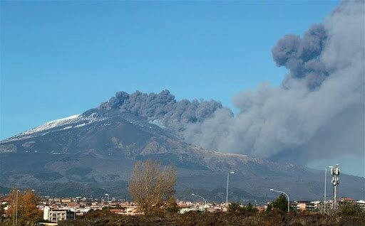 Etna Yanardağı kül ve lav püskürttü