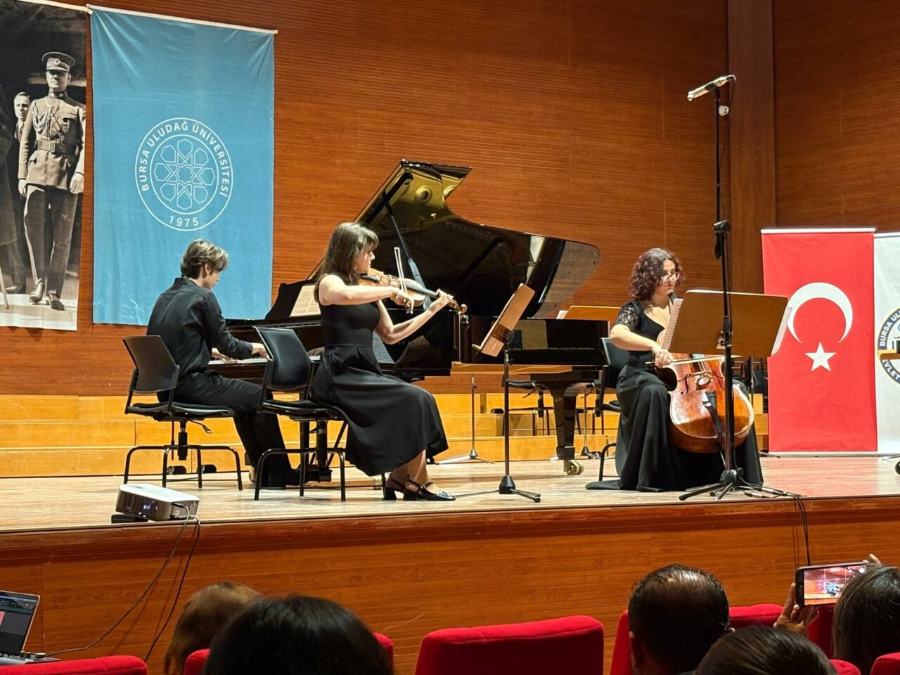 Genç müzisyenler Bursa’da sahnede Genç müzisyenler Bursa’da sahnede