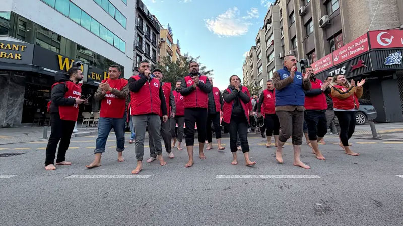 Belediye işçilerinden çıplak ayaklı eylem Belediye işçilerinden çıplak ayaklı eylem