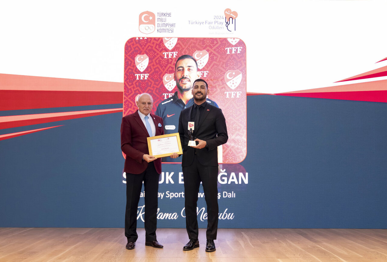U17 Milli Takım hocası Selçuk Erdoğan’a Fair-Play ödülü