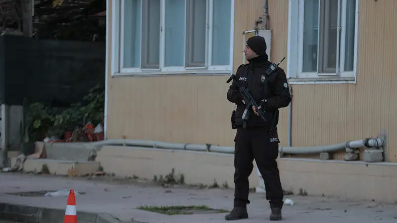 Bakan Yerlikaya açıkladı! Yalova’daki DAEŞ operasyonunda 3 polis şehit oldu Yalova'da düzenlenen DAEŞ operasyonu sırasında teröristler, polise ateş açtı ve