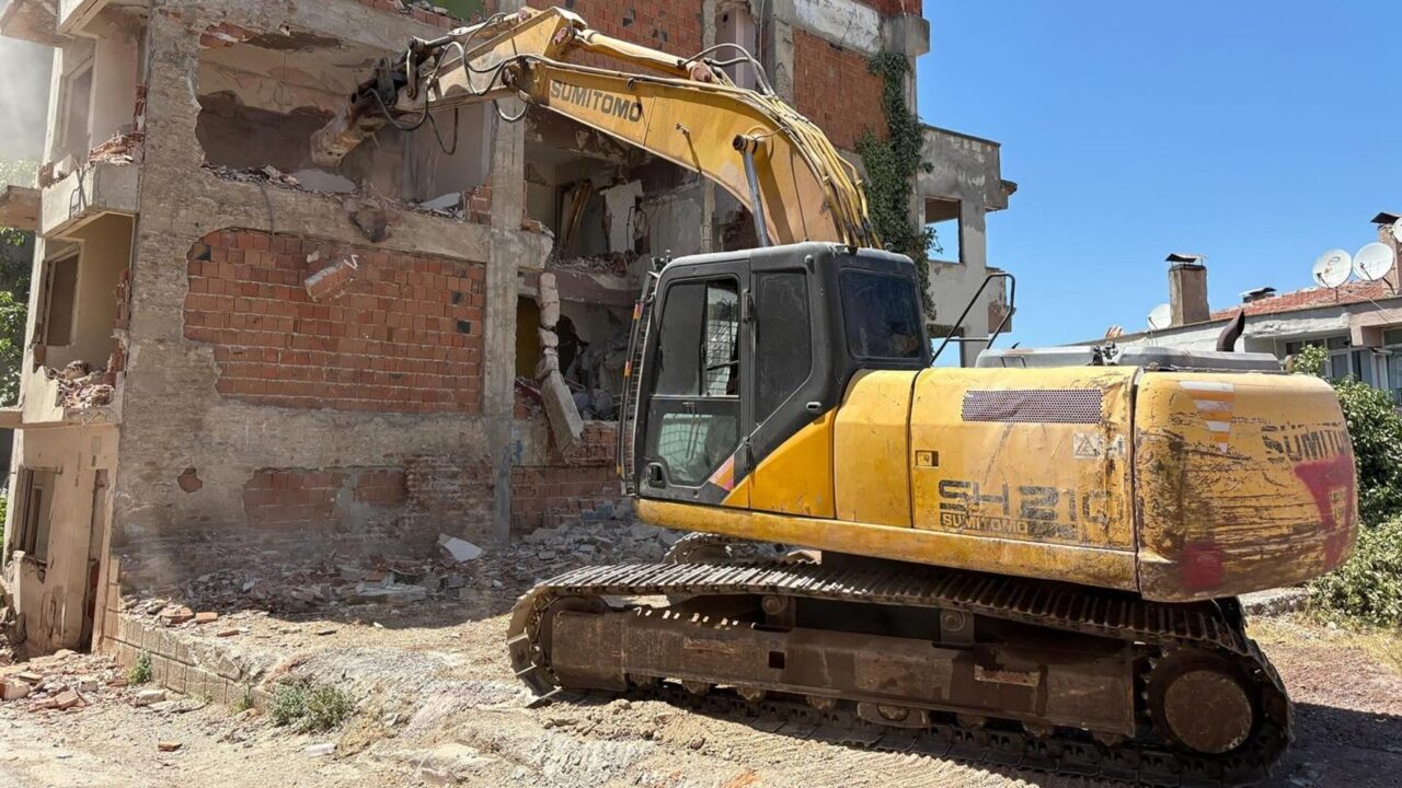 Bursa Gemlik’teki riskli binalara yıkım