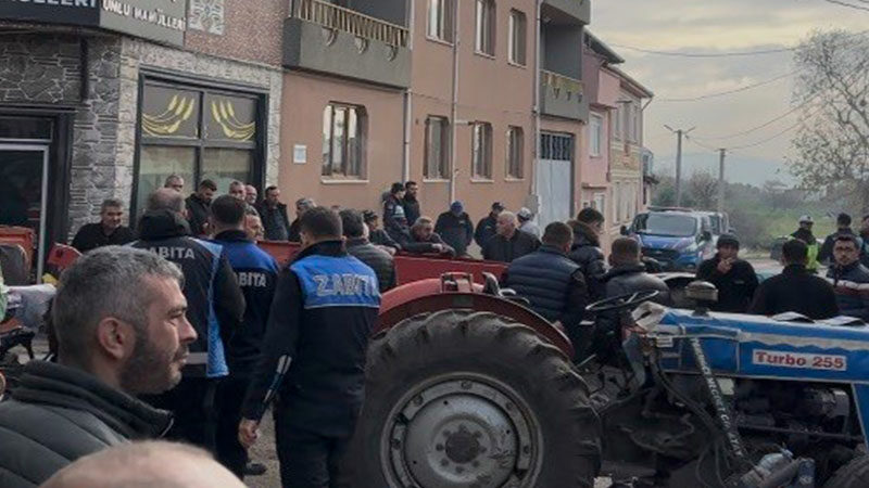 Bursa’da imar krizi! Vatandaş traktörle yolu kapadı Bursa’nın Mudanya ilçesine bağlı Hasköy Mahallesi’nde, Mudanya Belediyesince gerçekleştirilmek istenen