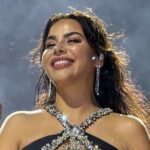 Ünlü şarkıcı dekoltesiyle gündem oldu!