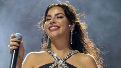 Ünlü şarkıcı dekoltesiyle gündem oldu!