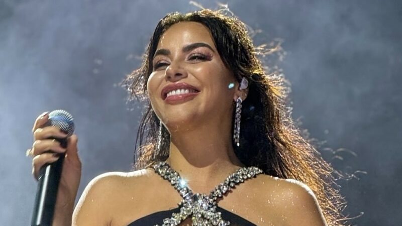 Ünlü şarkıcı dekoltesiyle gündem oldu!