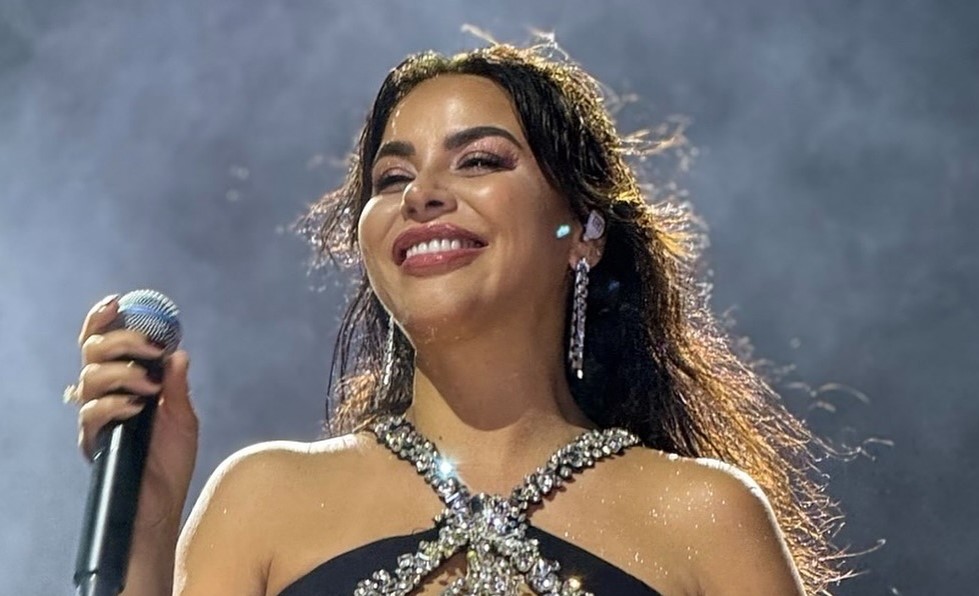 Ünlü şarkıcı dekoltesiyle gündem oldu!