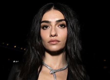 Hazar Ergüçlü, sevgilisini kalp emojisiyle paylaştı! Hazar Ergüçlü, sevgilisini kalp emojisiyle paylaştı!