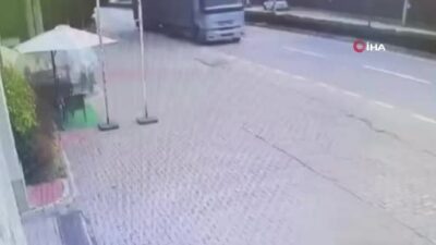 Bursa’da otomobil refüje çarpıp takla attı! O anlar kamerada