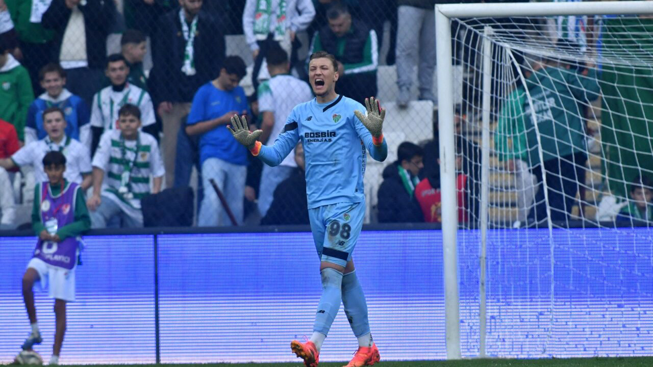 Bursaspor Başkanı Enes Çelik’ten o futbolcuya jest! Bursaspor Başkanı Enes Çelik’ten o futbolcuya jest!