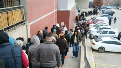 İndirimi duyan akın etti! Metrecelerce kuyruk…