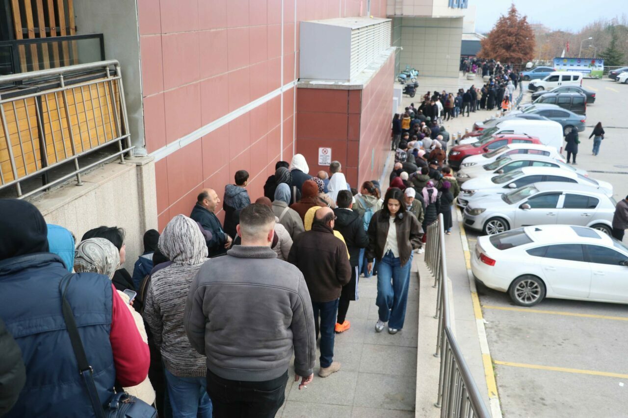 İndirimi duyan akın etti! Metrecelerce kuyruk…