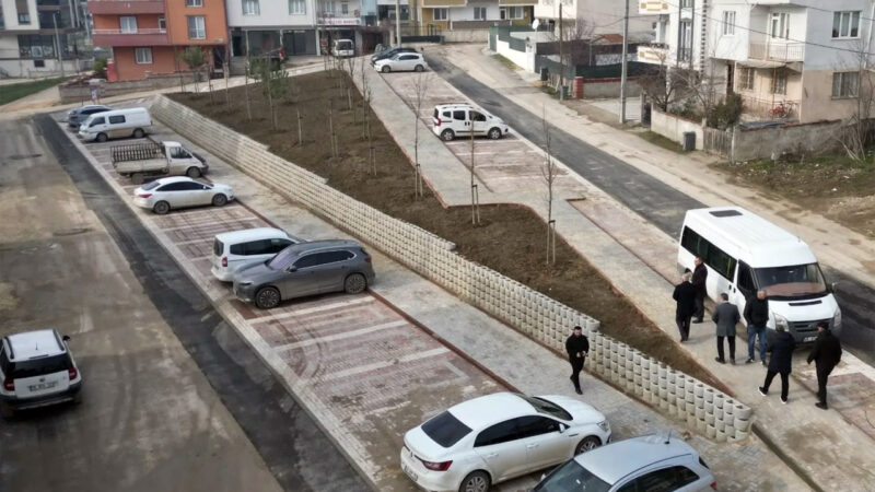 İnegöl Belediyesi, Yeni Mahalle Esinti Sokakta 54 araçlık otopark oluşturdu.