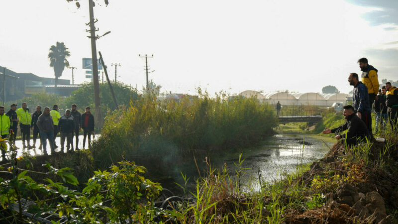 Kahreden olay! Eşinin cenazesinin çıkarılmasını gözyaşlarıyla izledi