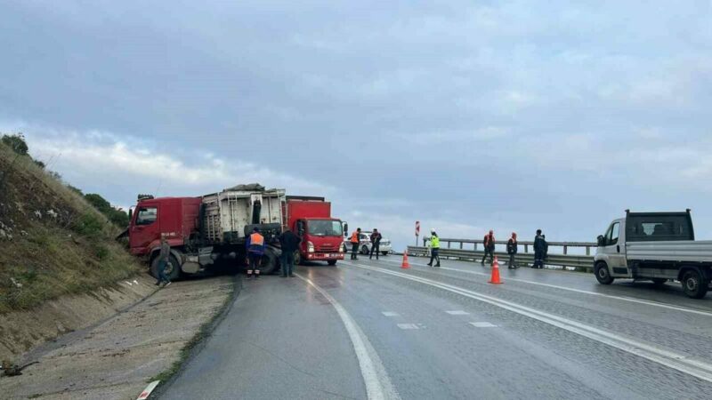 Bursa’da kafa kafaya facia Bursa’nın İznik ilçesinde karşı istikametten gelen iki kamyon kafa kafaya