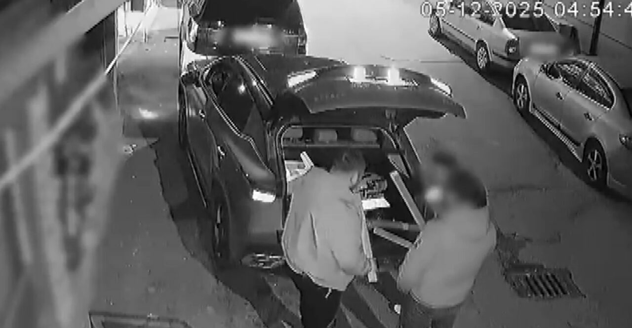 Kar maskeli dehşet! Takip edip sopayla dövdüler Kar maskeli dehşet! Takip edip sopayla dövdüler