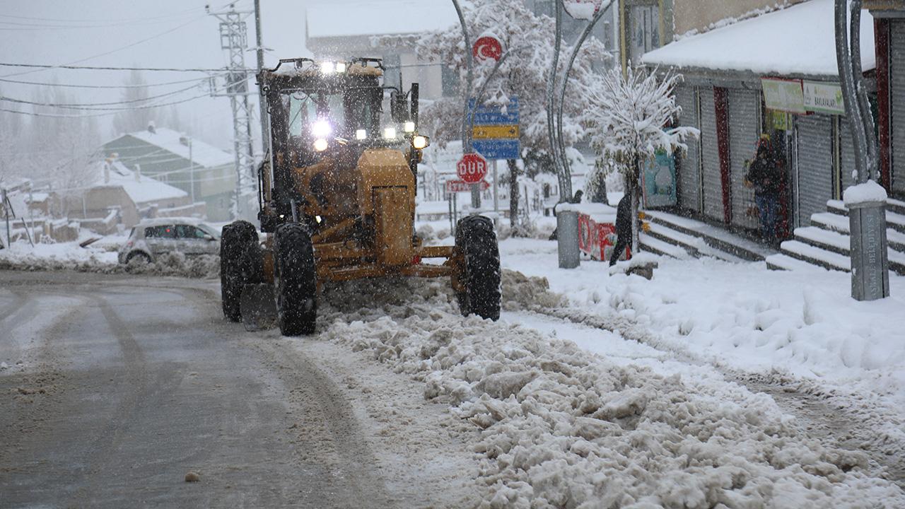 Kış doğuda kendini gösterdi: 62 yol ulaşıma kapandı Kış doğuda kendini gösterdi: 62 yol ulaşıma kapandı