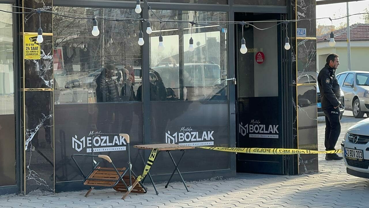 Kiracı dehşeti! Göğsünden bıçakladı Kiracı dehşeti! Göğsünden bıçakladı