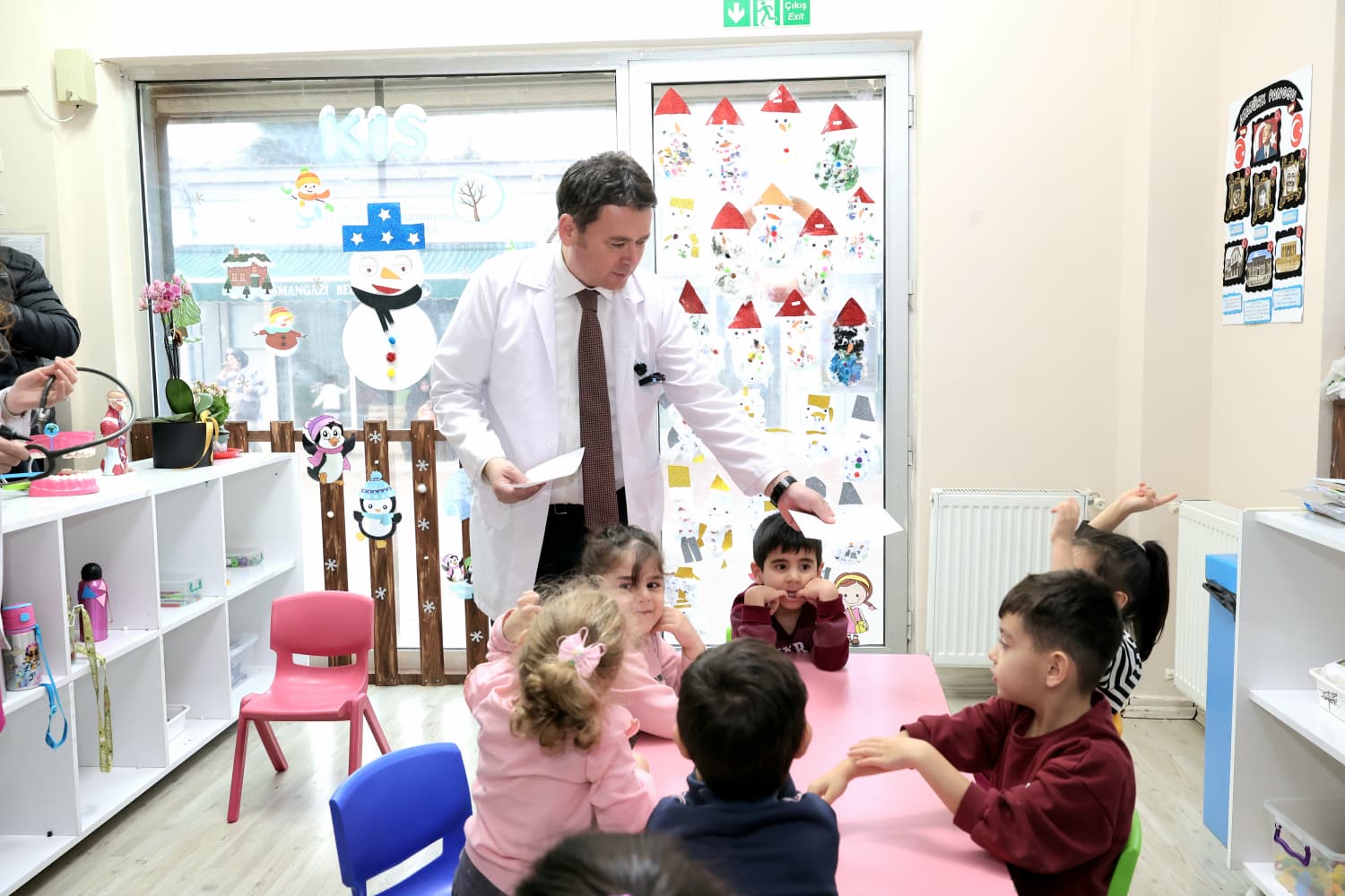 Osmangazi Belediye Başkanı Aydın, çocuklara eczacılığı tanıttı Osmangazi Belediye Başkanı Aydın, çocuklara eczacılığı tanıttı