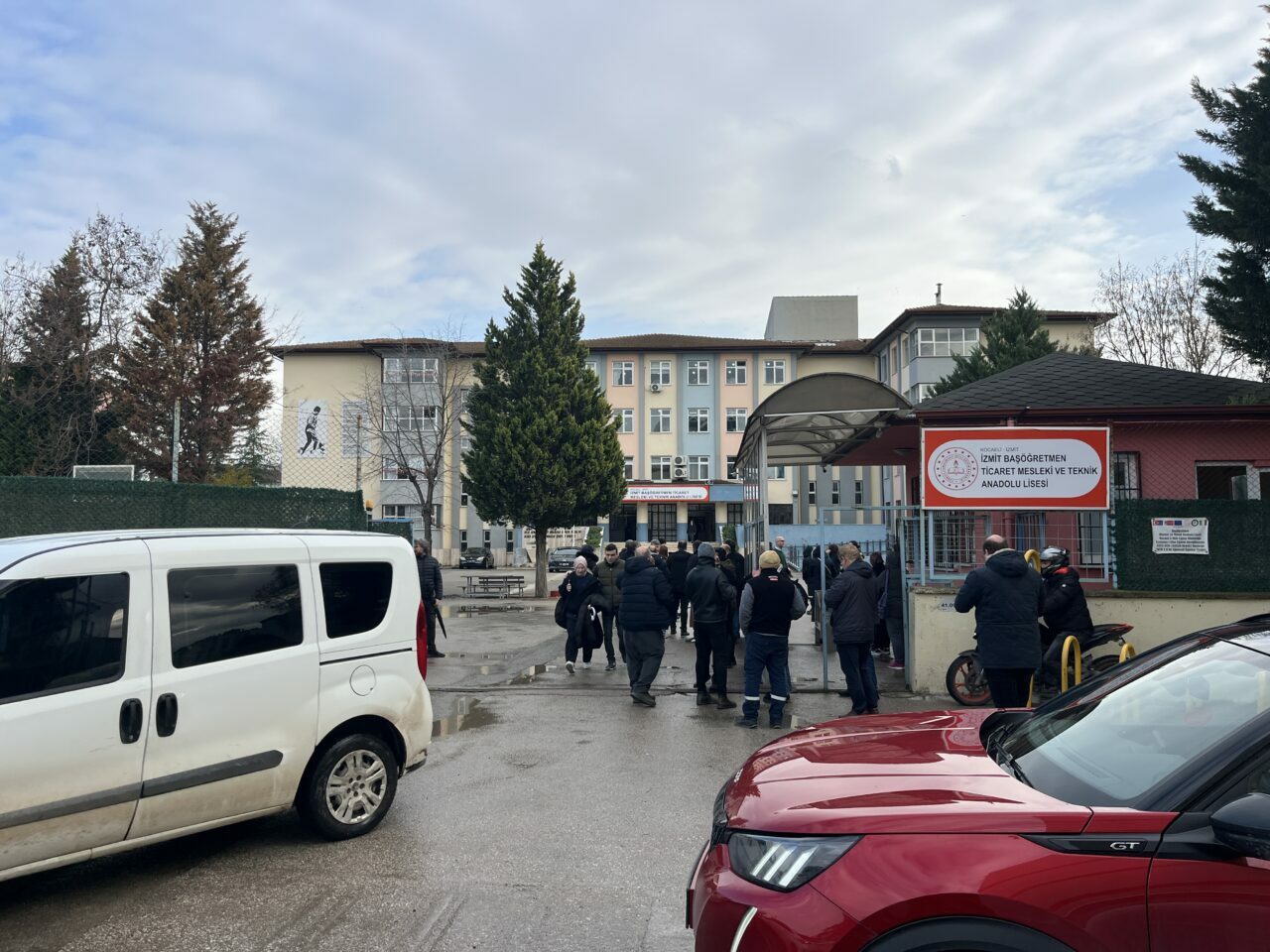 Lise bahçesinde rehine krizi