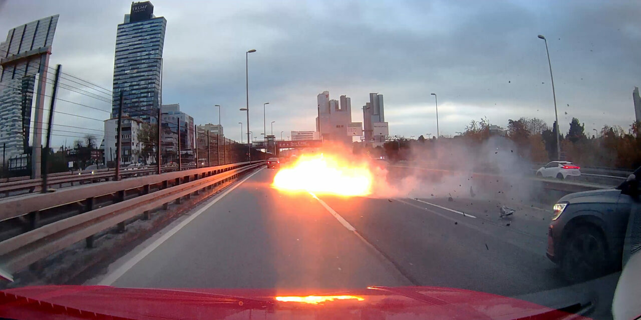 Makas atan sürücü bariyerlere çarptı