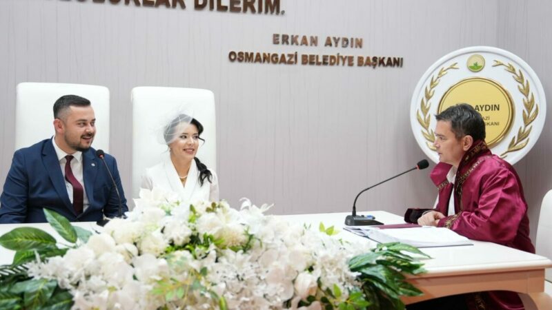 Başkan Erkan Aydın yılın son nikahını kıydı