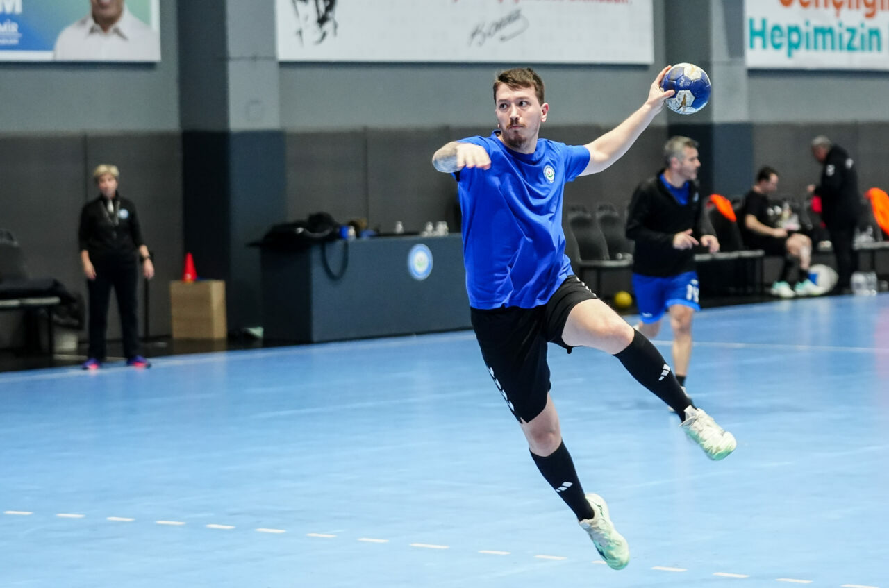 Nilüfer Belediyespor zirveye yürüyor