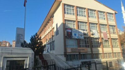 Öğrencilerin zorbaladığı öğretmene velilerden destek