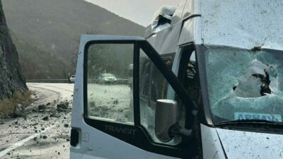 Ölümden döndüler! Yamaçtan kopan kaya minibüse isabet etti