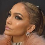 Ünlü yıldız minik kostümüyle gençlere taş çıkarttı!