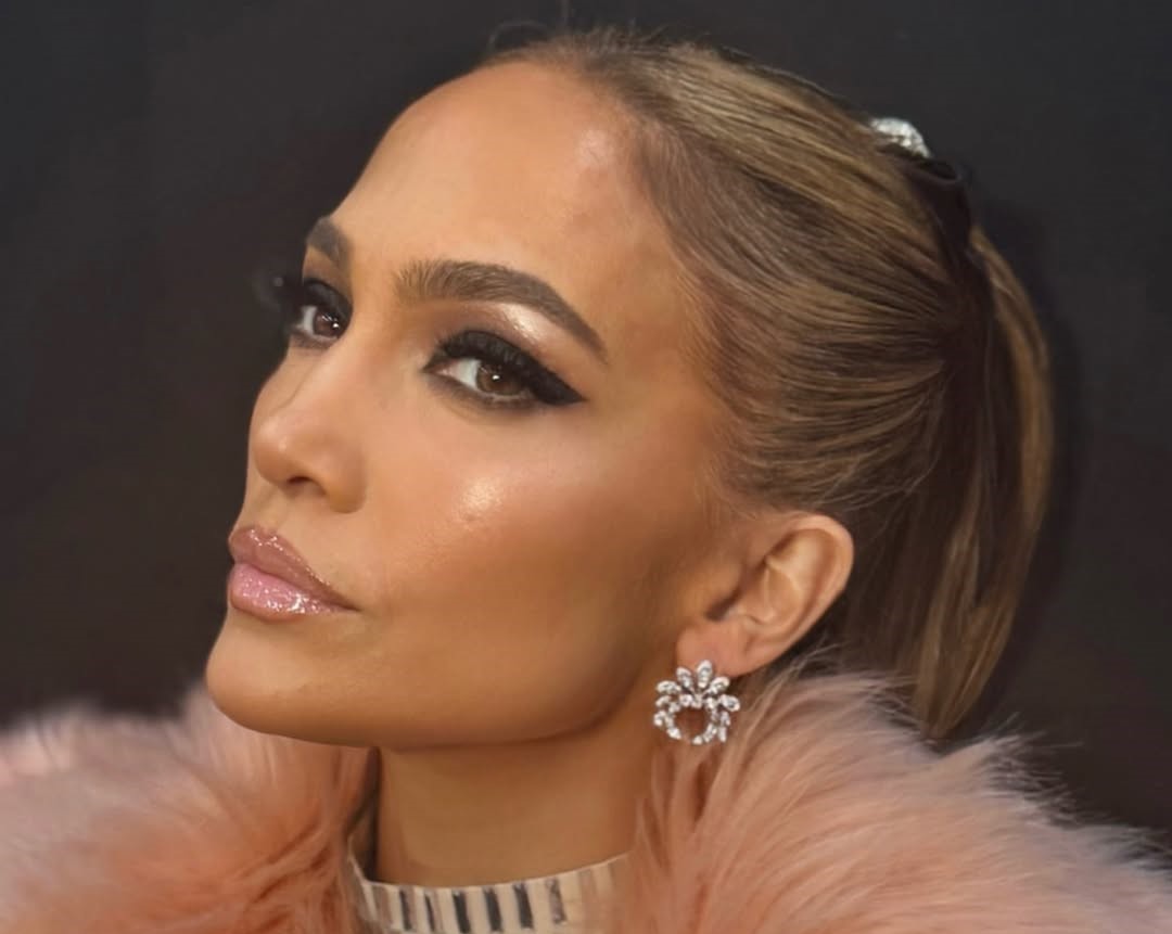 Ünlü yıldız minik kostümüyle gençlere taş çıkarttı!