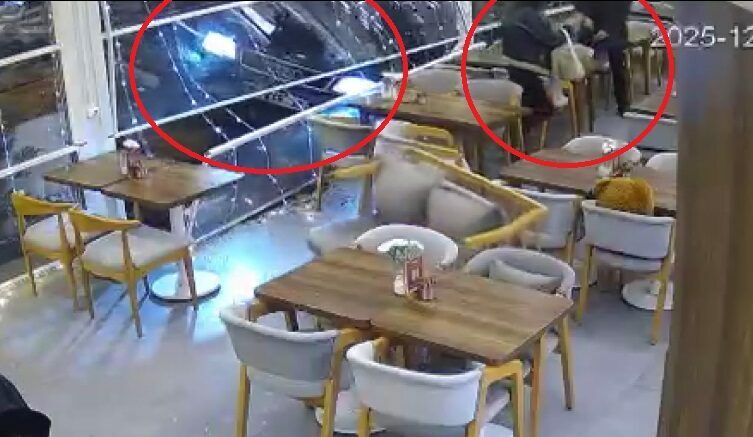 Otomobil kafeye daldı Otomobil kafeye daldı