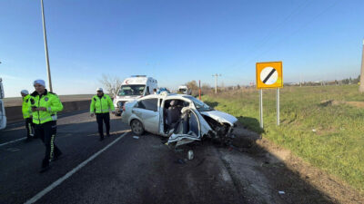 Otomobil yol kenarındaki beton parçasına çarptı; 5 yaralı