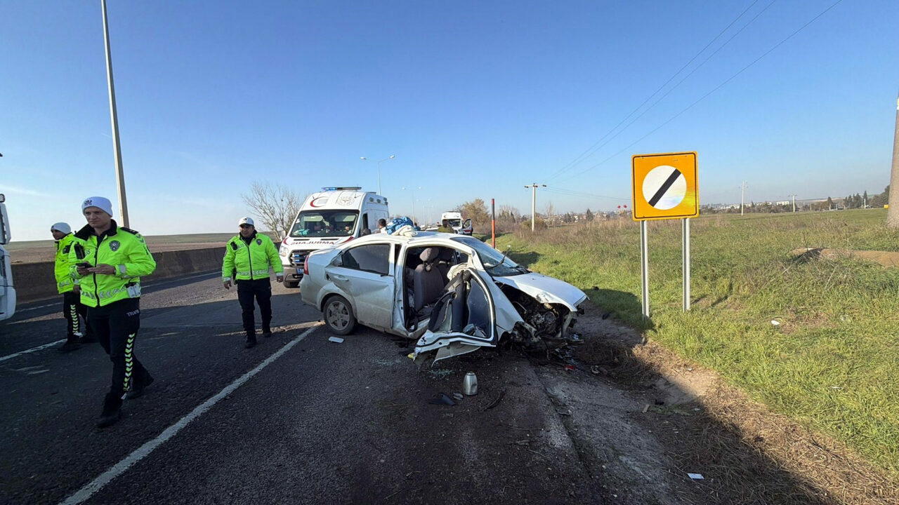 Otomobil yol kenarındaki beton parçasına çarptı; 5 yaralı