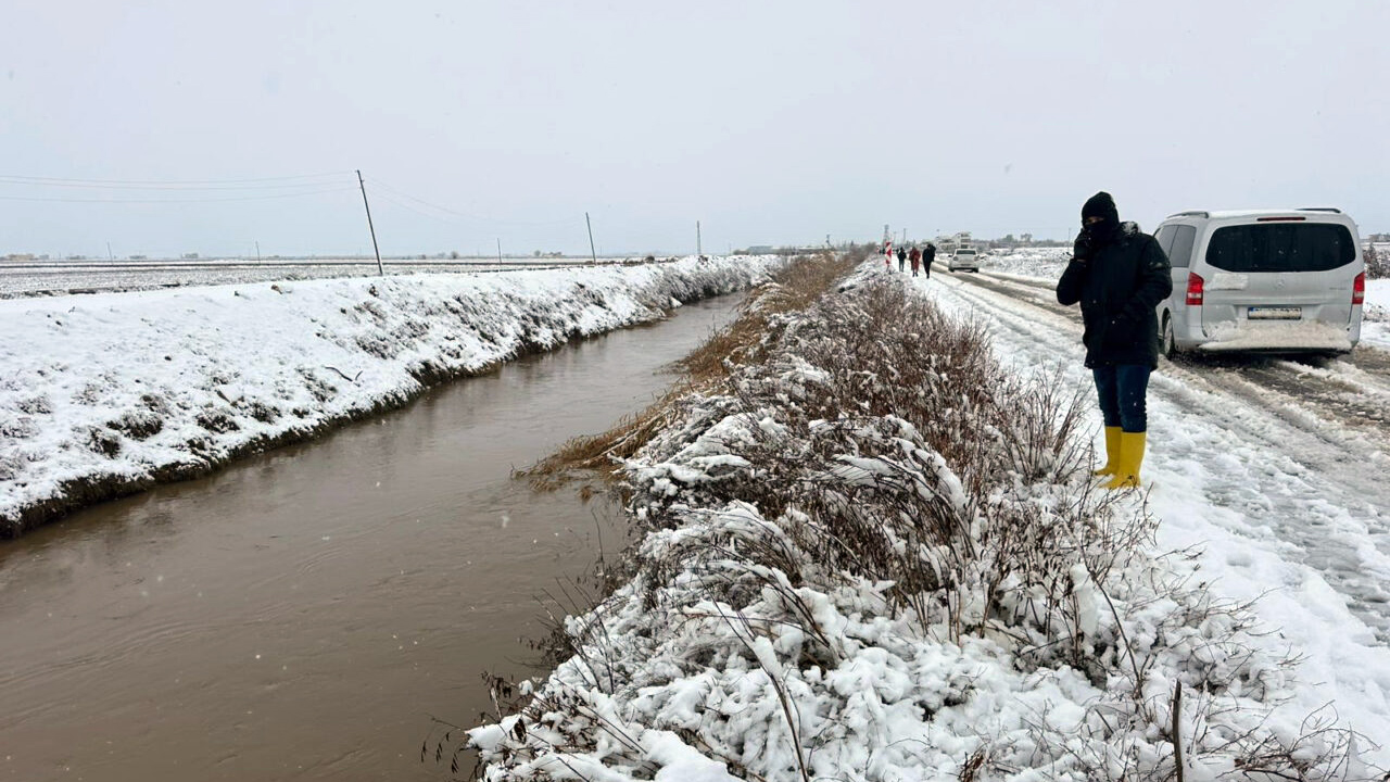 Otomobil sulama kanalına uçtu: 4 kişi aranıyor