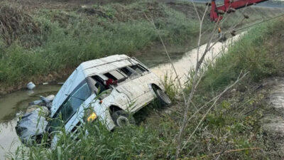 İşçi servisi devrildi: 18 yaralı