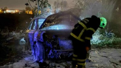 Tarlada park halindeki otomobil alev topuna döndü