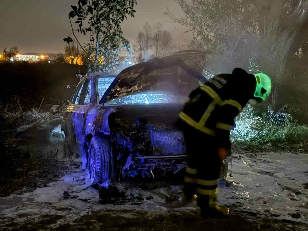 Tarlada park halindeki otomobil alev topuna döndü